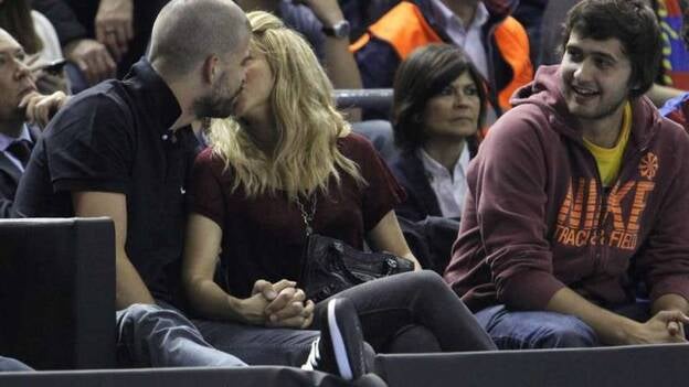Piqué y Shakira, arrumacos en las gradas