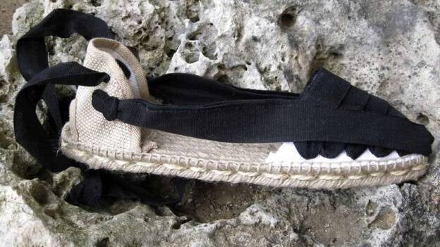 La alpargata, rescatada de la humildad por Dalí