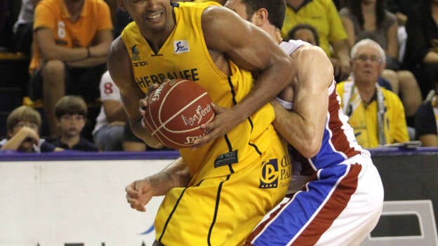 Eulis Báez propone estar al mismo nivel físico que el Unicaja para poder ganarle