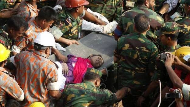 Encontrada una mujer con vida 16 días después del derrumbe en Bangladesh