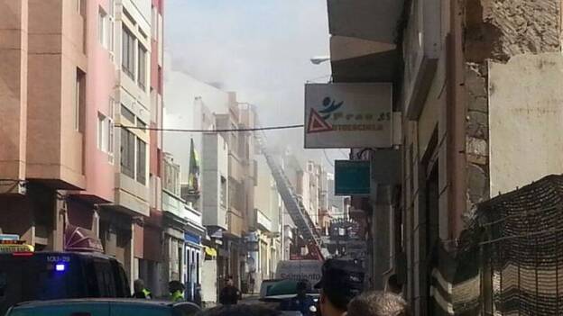 Escenas de pánico al arder un piso y desalojar varios edificios en Luján Pérez