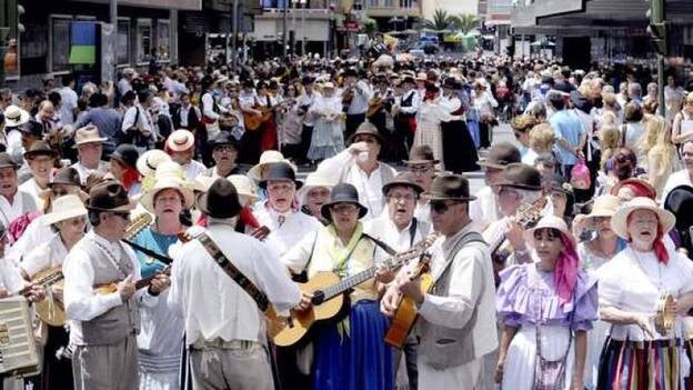 Entre romerías y coches antiguos