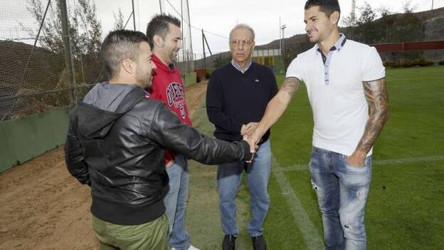 Vitolo recibe el premio Germán Dévora