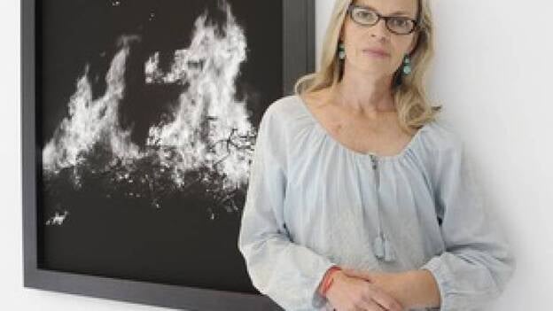 Teresa Correa busca los límites de la luz en ‘Habitar el fuego’
