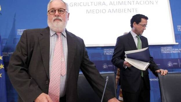 Arias Cañete confirma que Canarias contará con un avión de carga en tierra
