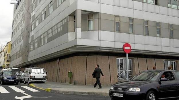 El juez imputa a dos policías canarios por filtrar secretos