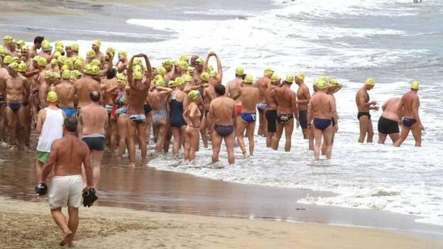 Lleno en la travesía a nado de Las Canteras