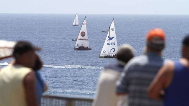 Los botes de la Vela Latina divirtieron a los aficionados