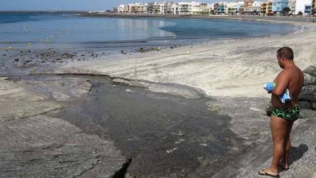 Cierran la playa de Arinaga por vertidos