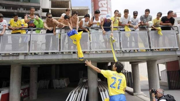 Mas de 3.000 aficionados aclaman a Valerón en su regreso a Las Palmas
