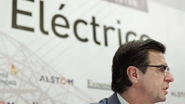 Soria defiende que la reforma eléctrica evita una futura "quiebra" del sector