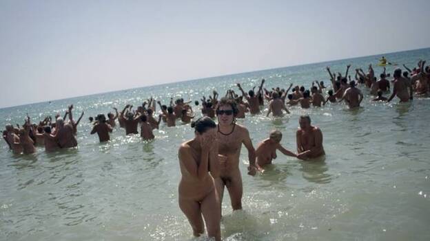 La Playa de Vera logra el Guinness al mayor baño colectivo desnudo del mundo