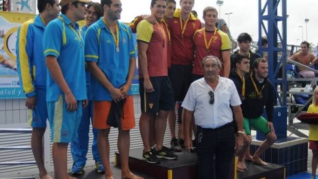 El Metropole logra el oro en el relevo 4x50 estilos masculino y la plata, en el femenino