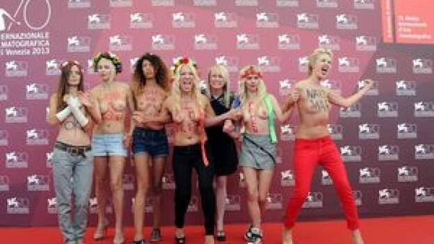 Activistas de Femen en toples en la presentación de un documental en Venecia