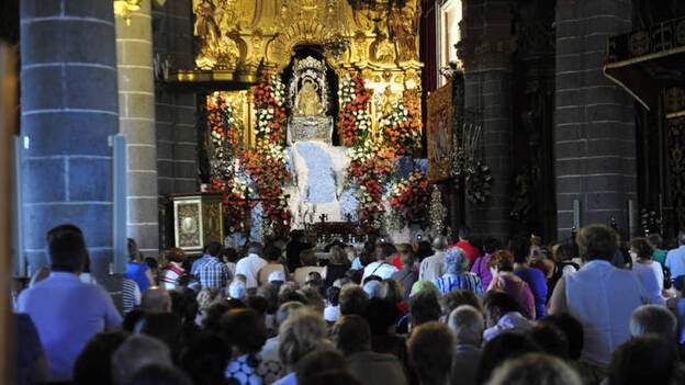 La Virgen del Pino se acerca a sus devotos