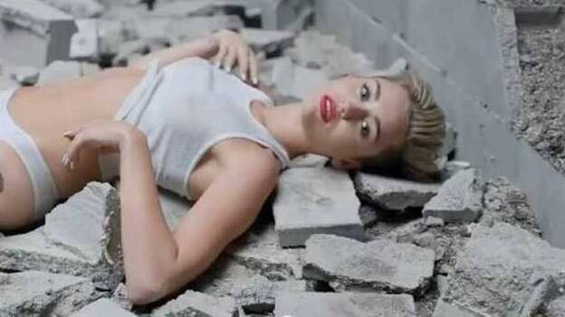 Miley Cyrus se desnuda en su nuevo vídeo, "Wrecking Ball"