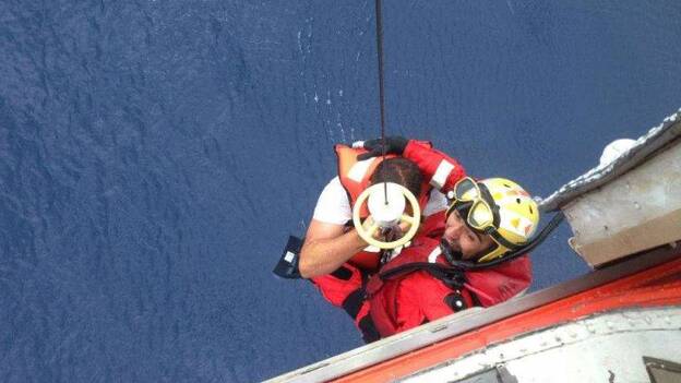 Salvamento rescata a los dos tripulantes de un yate hundido en Gran Canaria