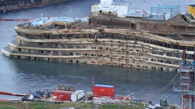 El Costa Concordia ya está enderezado y ¿ahora?