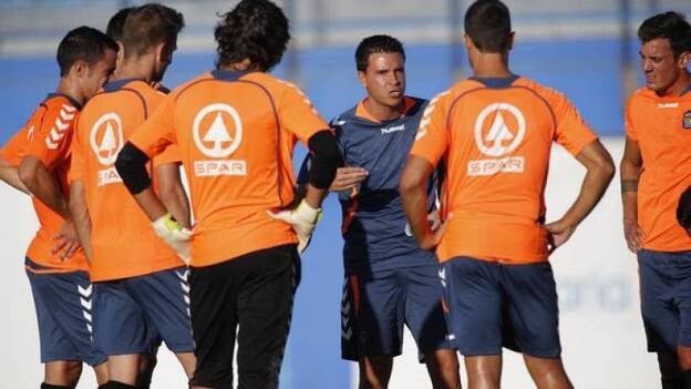 Lobera recela de los halagos rivales