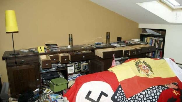 Hallan una bandera franquista en el registro de la vivienda de Amanecer Dorado