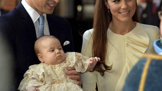 Isabel II y los tres futuros reyes de Inglaterra en el bautizo real