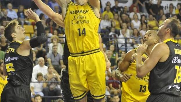 El Granca brilla en un derbi desigual