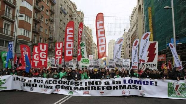 La marcha tras la aprobación de la Lomce termina con protestas de estudiantes