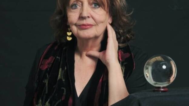 "Me gusta jugar con los agujeros negros de la realidad"