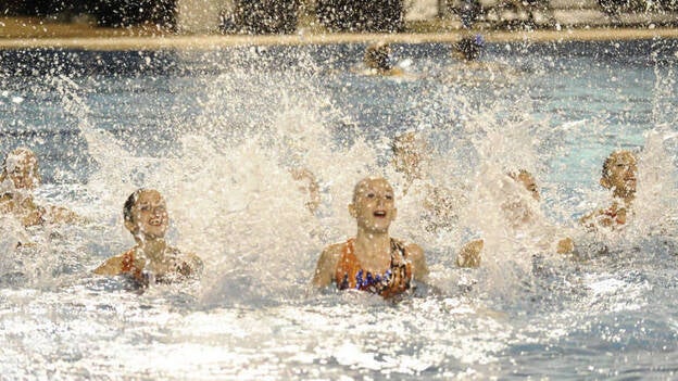 Exhibición solidaria de la natación sincronizada