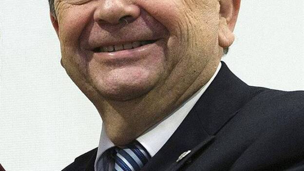 Manuel López: "No es el momento de recortar becas"