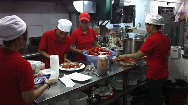 Un restaurante que rompe los prejuicios sobre los sordomudos en Vietnam