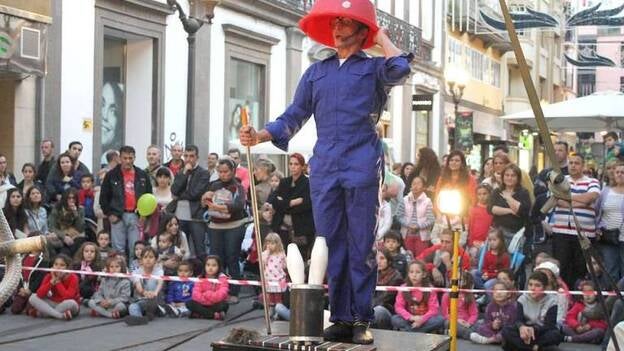 El circo se pasea por Triana