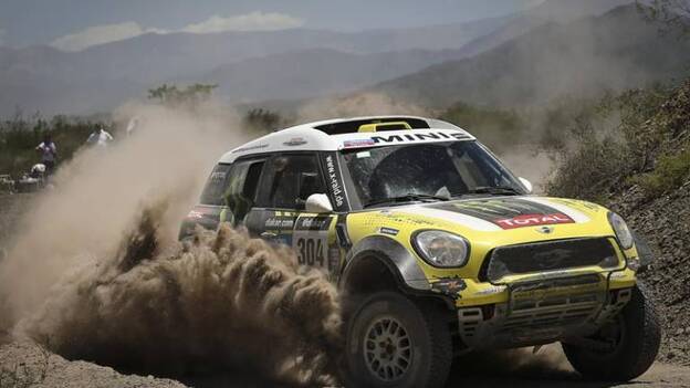 Barreda va como una flecha y 'Nani' Roma golpea la mesa en autos en el Dakar