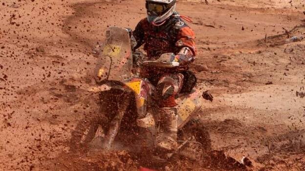 El Dakar se llena de barro