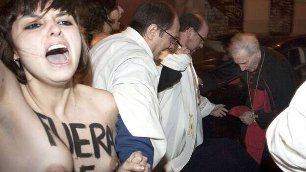 Activistas de Femen abordan a Rouco con el torso desnudo a favor del aborto