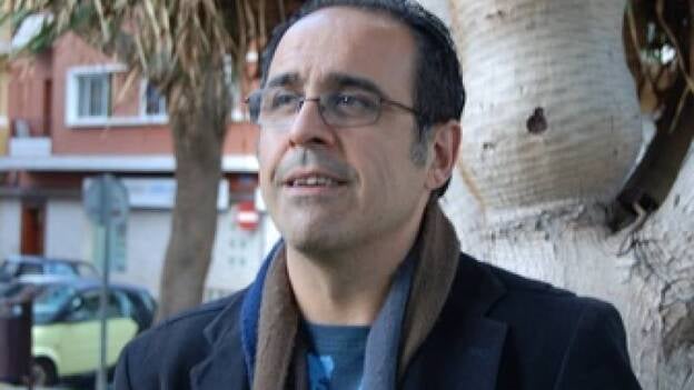 José Luis Correa: «Si quieres escribir de la realidad, te sale negro»