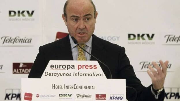 De Guindos prevé precios de la electricidad más asequibles para el consumidor