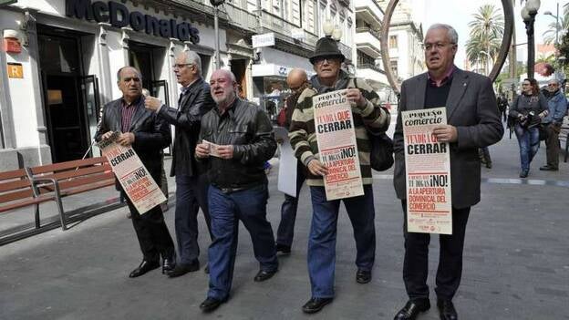 Carteles contra los domingos en los centros comerciales