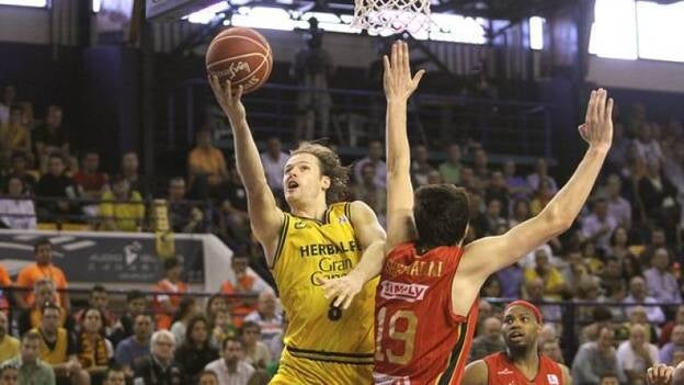 Brad Newley avisa de las virtudes del Estudiantes: «Tienen mucho talento»