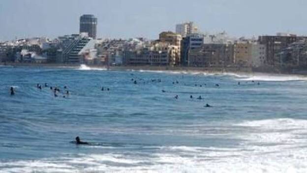 El surf atrae a 20.000 personas al año en Las Canteras y genera 500.000 euros