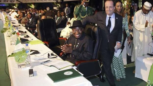 Hollande visita Nigeria