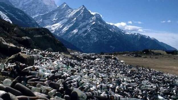 Los escaladores deberán recoger ocho kilos de basura del Everest