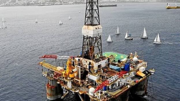 El petróleo, entre la polémica política y el negocio portuario