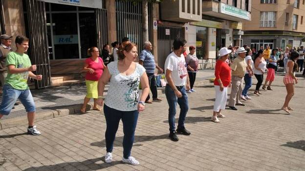 Los mayores de Tamaraceite protagonizan un flashmob