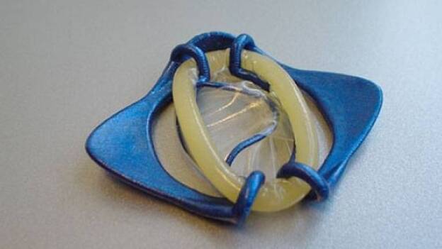 Presentan el primer preservativo que se pone con una sola mano