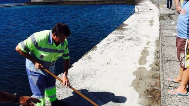 Las playas de El Águila y Castillo del Romeral, limpias de petróleo