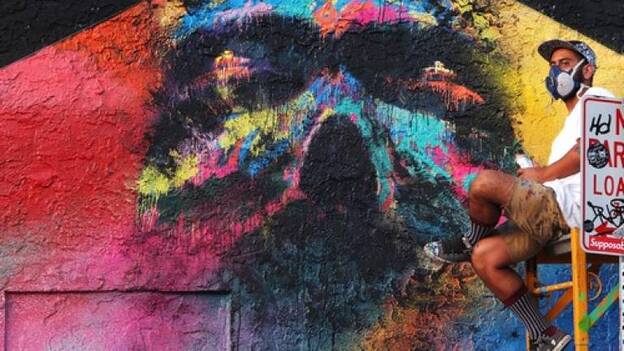 Un canario se codea con Banksy