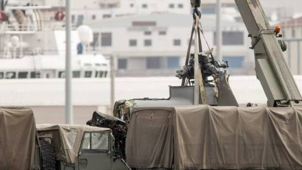 Los restos del helicóptero del SAR llegan a la Base Naval de Las Palmas