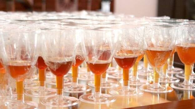 La lucha de la miel que sale de las palmeras canarias