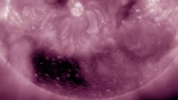 Un enorme agujero cuadrado aparece sobre la superficie del Sol